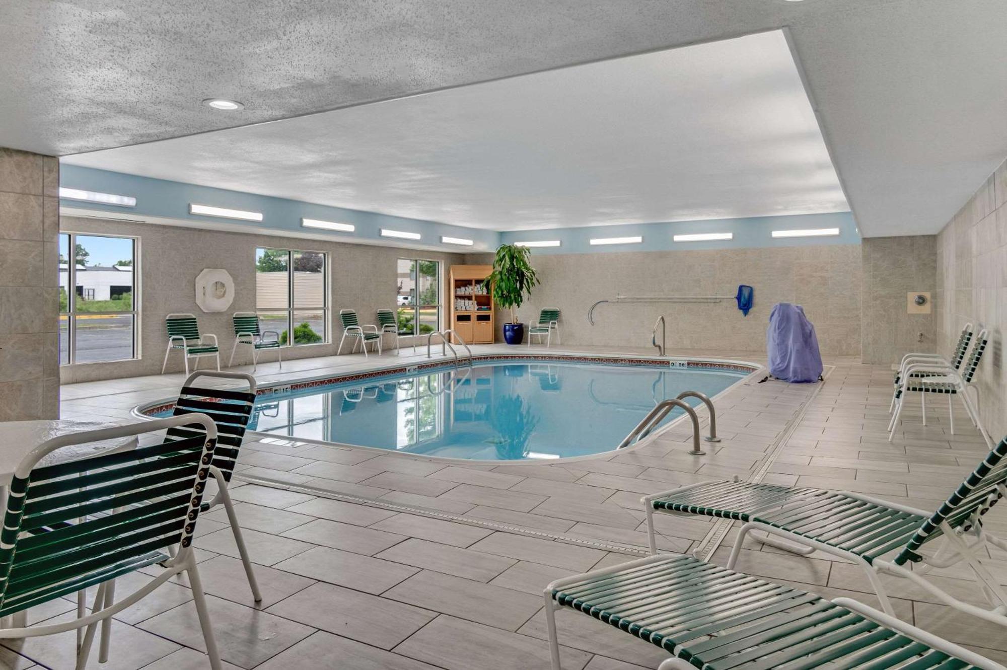 Country Inn & Suites By Radisson, Grand Rapids Airport, Mi Екстер'єр фото
